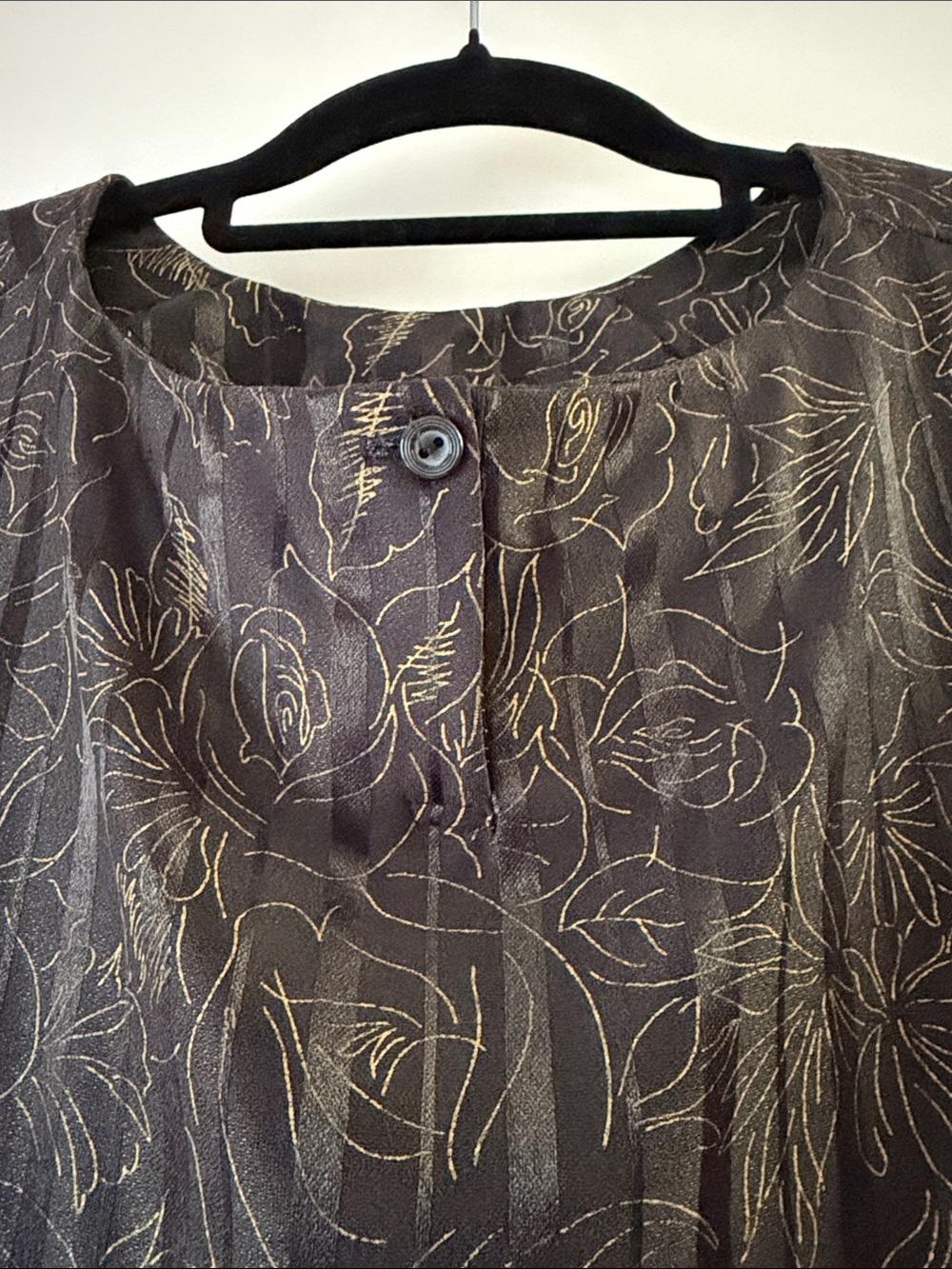 Black Short-Sleeve Floral Bubble Hem Blouse - Gold Print - Picture 5 of 7